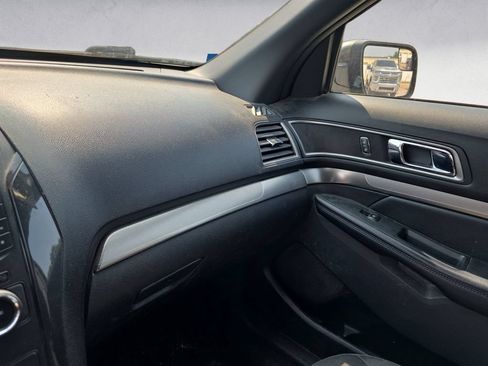 Used 2018 Ford Explorer XLT FWD image 10