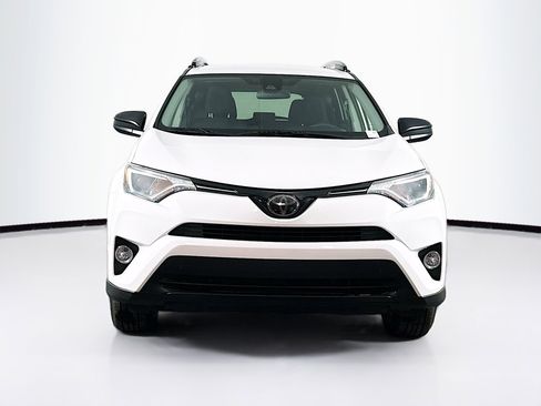 Used 2018 Toyota RAV4 LE image 2