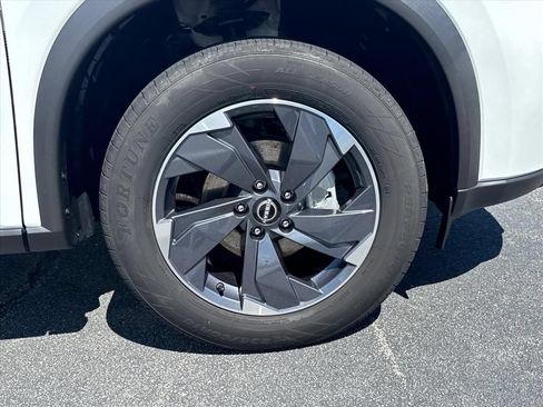 Used 2025 Nissan Rogue SV FWD image 9