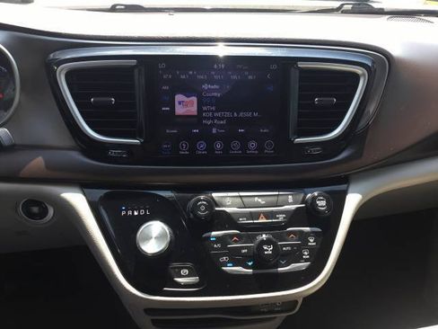 Used 2018 Chrysler Pacifica Touring-L w/ Premium Audio Group FWD image 17