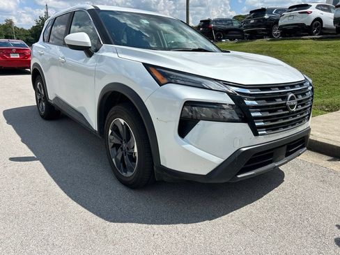 Used 2024 Nissan Rogue SV FWD image 2