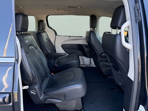 Certified 2019 Chrysler Pacifica Touring-L FWD image 12