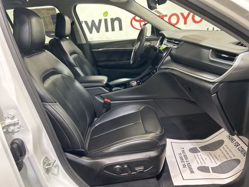 Used 2023 Jeep Grand Cherokee Limited image 10