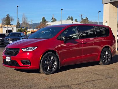 New 2026 Chrysler Pacifica Select