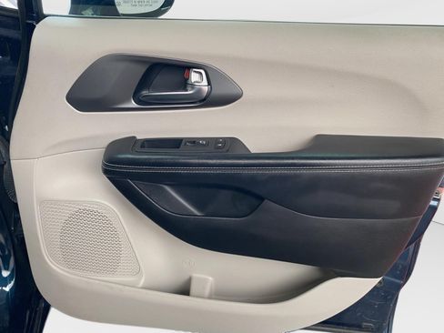 Used 2022 Chrysler Pacifica Touring-L FWD image 7