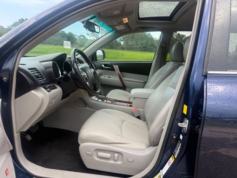 Used 2011 Toyota Highlander Limited w/ Tow Pkg FWD image 12
