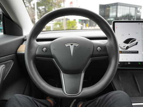 Used 2021 Tesla Model 3 Standard Range Plus image 18