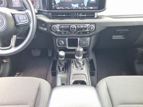 Used 2024 Jeep Gladiator Sport AWD/4WD image 17