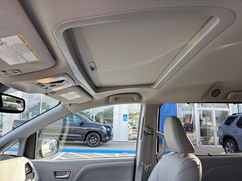Used 2018 Toyota Sienna XLE w/ XLE Navigation Package FWD image 21