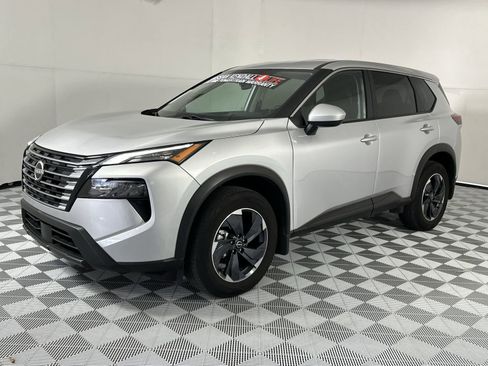 Used 2024 Nissan Rogue SV image 4