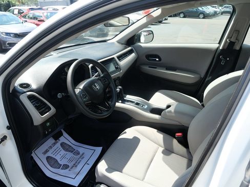 Used 2018 Honda HR-V LX image 9