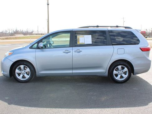 Used 2015 Toyota Sienna LE image 6