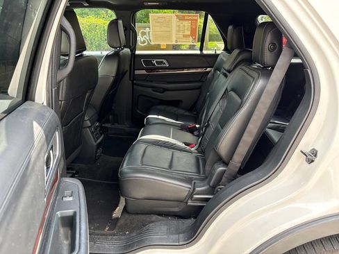 Used 2018 Ford Explorer Platinum AWD/4WD image 32