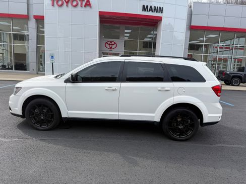 Used 2019 Dodge Journey SE w/ Premium Group image 2