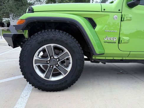 Used 2018 Jeep Wrangler Unlimited Sahara AWD/4WD image 9