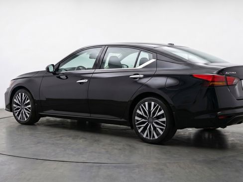 Used 2025 Nissan Altima 2.5 SV FWD image 6