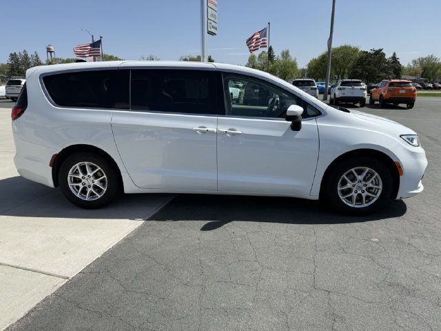 Used 2023 Chrysler Pacifica Touring-L FWD image 9