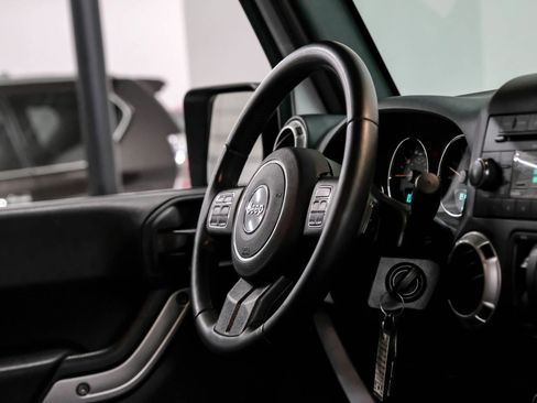 Used 2018 Jeep Wrangler Sahara w/ Connectivity Group AWD/4WD image 13