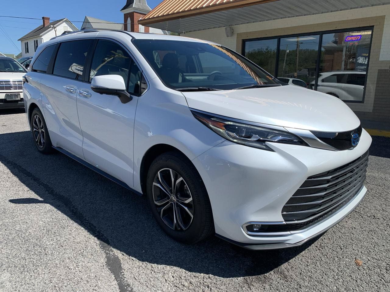 Used 2025 Toyota Sienna Platinum AWD/4WD image 6