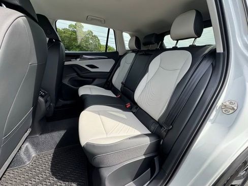 New 2025 Volkswagen Tiguan SE AWD/4WD image 10