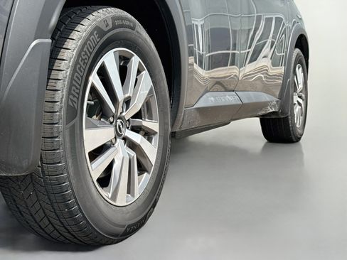 Used 2022 Nissan Pathfinder SL AWD/4WD image 17