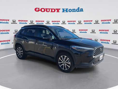 Used 2023 Toyota Corolla Cross XLE image 2