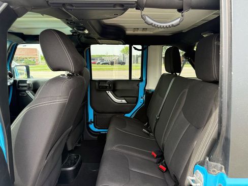 Used 2018 Jeep Wrangler Unlimited Rubicon w/ Cold Weather Group AWD/4WD image 12