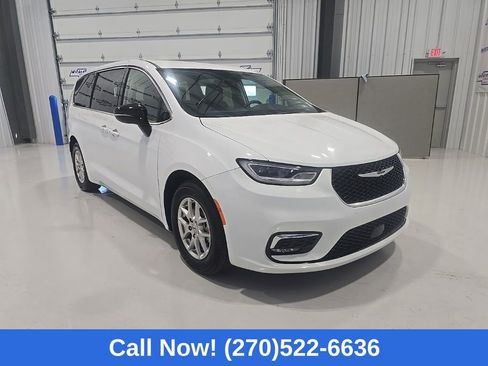 Used 2024 Chrysler Pacifica Touring-L image 10