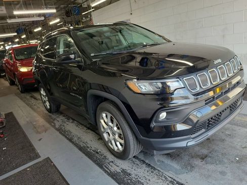 Used 2022 Jeep Compass Latitude AWD/4WD image 3