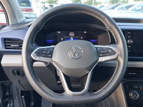 Certified 2022 Volkswagen Taos SE FWD image 17