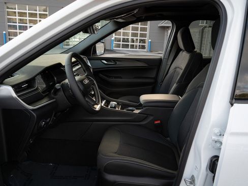 New 2025 Jeep Grand Cherokee L Laredo image 14