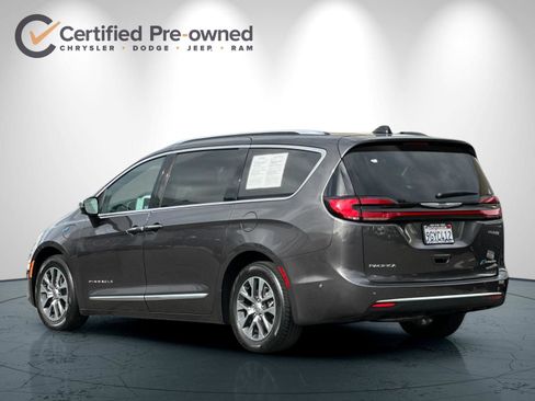 Used 2023 Chrysler Pacifica Pinnacle FWD image 6
