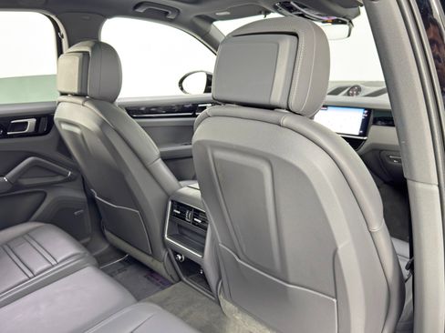 Used 2022 Porsche Cayenne Platinum Edition image 37