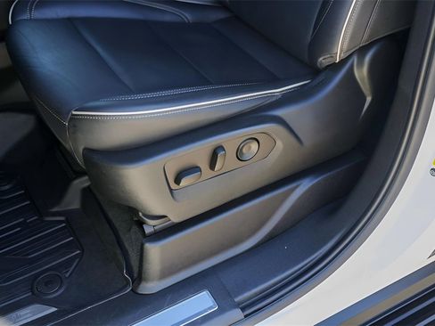 Used 2021 GMC Yukon XL SLT w/ SLT Premium Package image 11