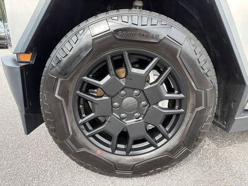 Used 2024 Tesla Cybertruck AWD Crew Cab image 9