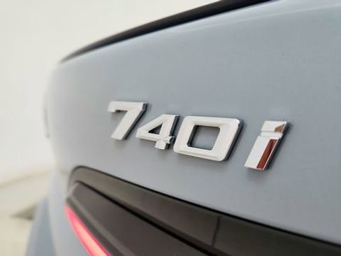 Used 2024 BMW 740i xDrive w/ Premium Package image 18