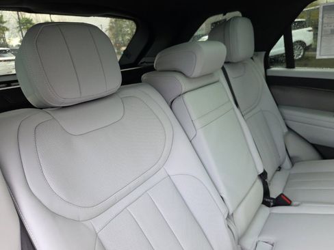 New 2025 Land Rover Range Rover Sport SE image 18