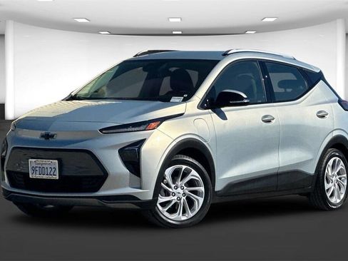 Used 2023 Chevrolet Bolt EUV LT w/ Driver Confidence Package image 2