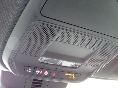 Used 2025 Chevrolet Traverse LT image 37