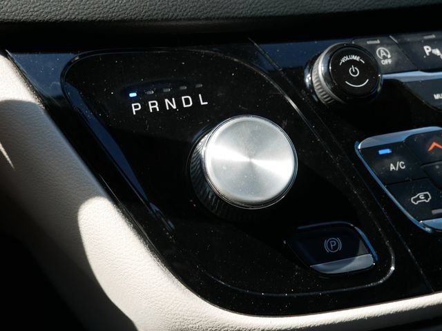Used 2023 Chrysler Pacifica Touring-L FWD image 16
