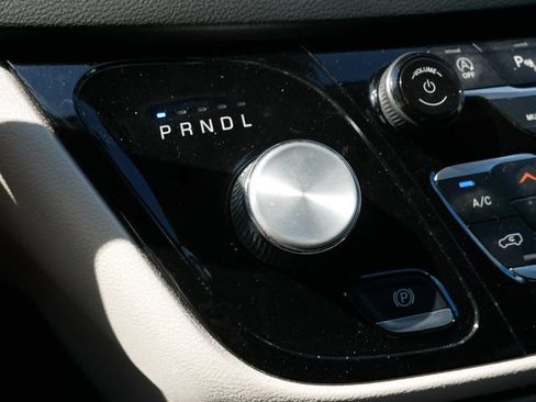 Used 2023 Chrysler Pacifica Touring-L FWD image 16