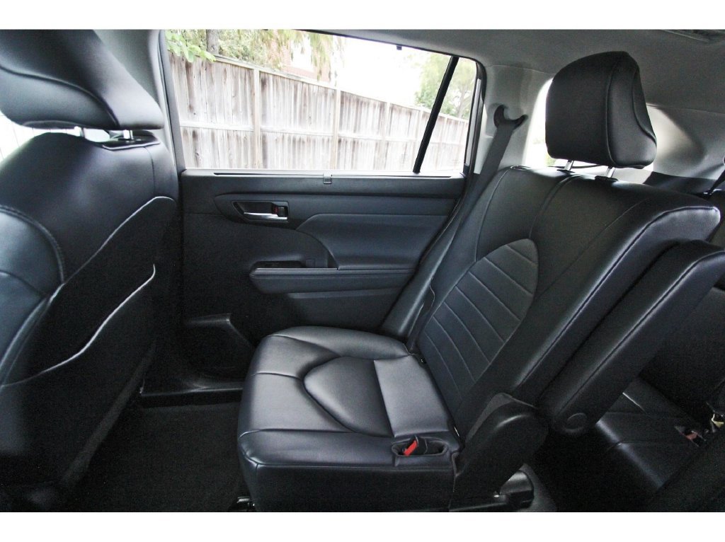Used 2023 Toyota Highlander XLE AWD/4WD image 12