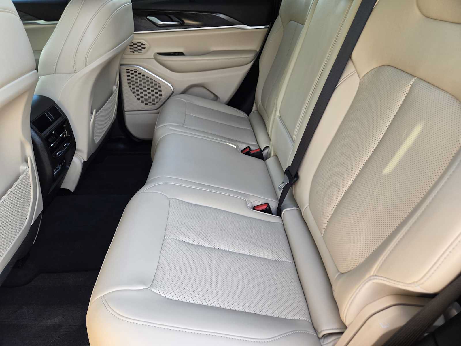 Used 2025 Jeep Grand Cherokee Limited w/ Luxury Tech Group II AWD/4WD image 30