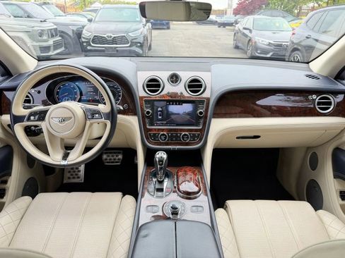 Used 2017 Bentley Bentayga AWD/4WD image 20