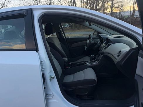 Used 2013 Chevrolet Cruze LS image 22