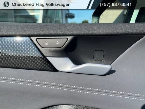 Used 2025 Volkswagen Tiguan SE AWD/4WD image 17