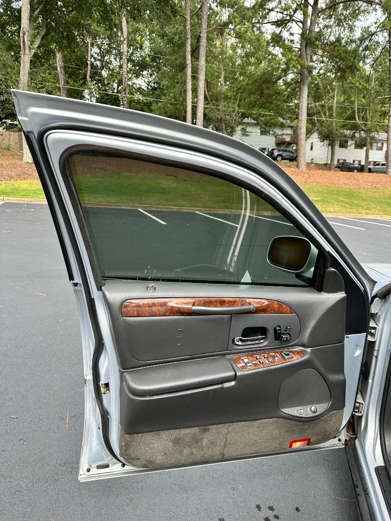 Used 2002 Lincoln Town Car Signature RWD image 10