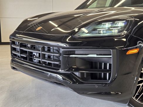 Used 2025 Porsche Cayenne Base image 23