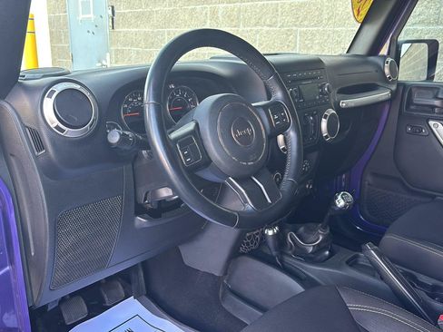 Used 2017 Jeep Wrangler Unlimited Sahara AWD/4WD image 7