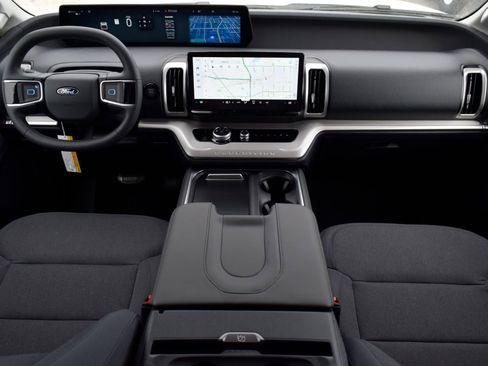 New 2026 Ford Expedition Active image 7